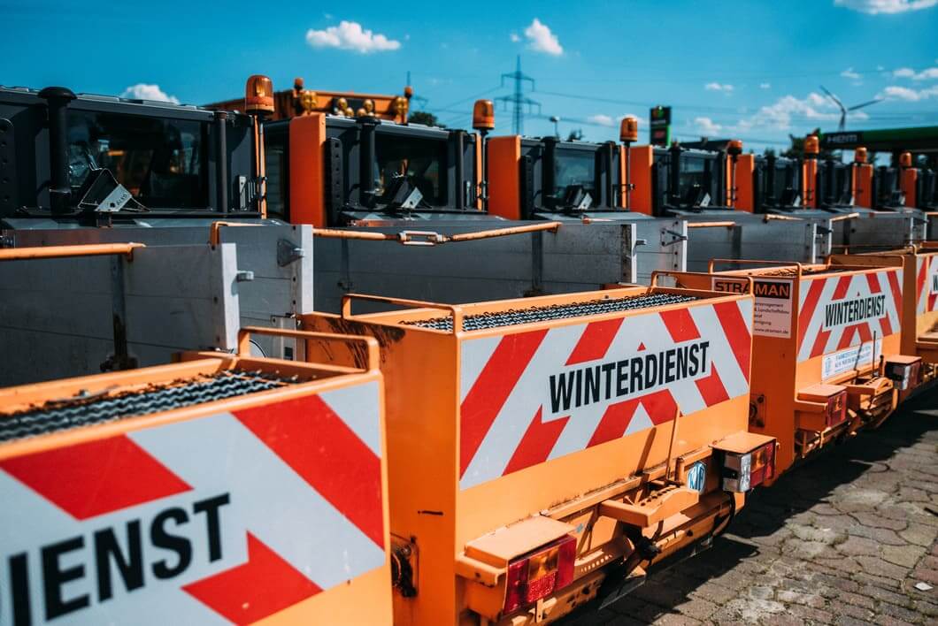 STRAMAN Winterdienstfahrzeuge mit Streuaufbauten STRAMAN Winterdienstfahrzeuge mit Streuaufbauten