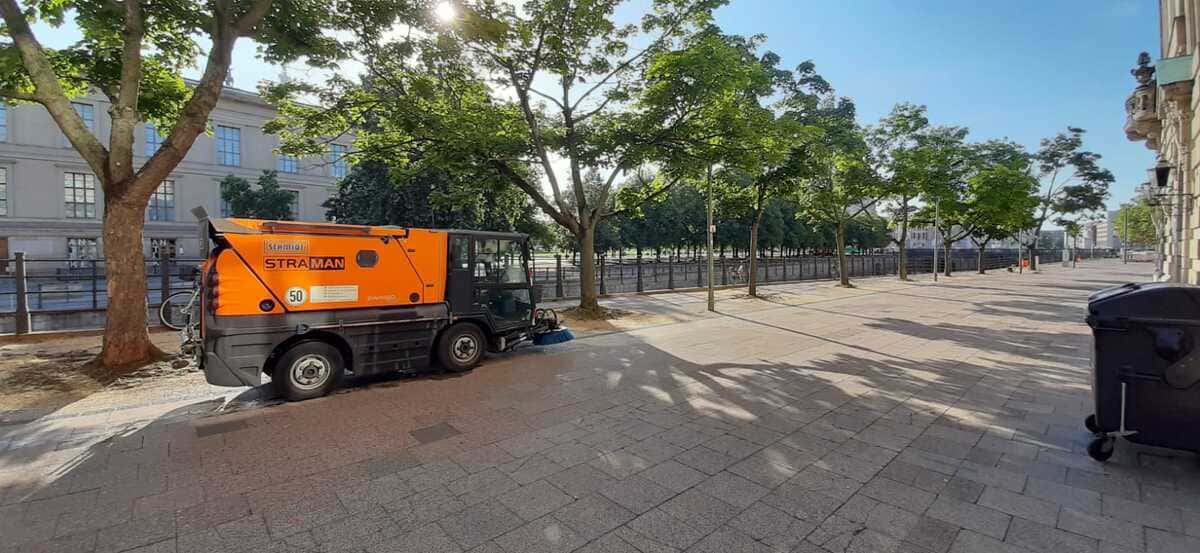 Kommunale Kehrmaschine bei der Reinigung einer Berliner Innenstadtstraße.