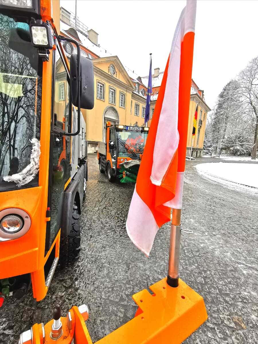 Winterdienst Berlin – Straman Bild – Winterdienst mit Räum- und Kehrfahrzeugen SEO-Alt-Text (empfohlen):