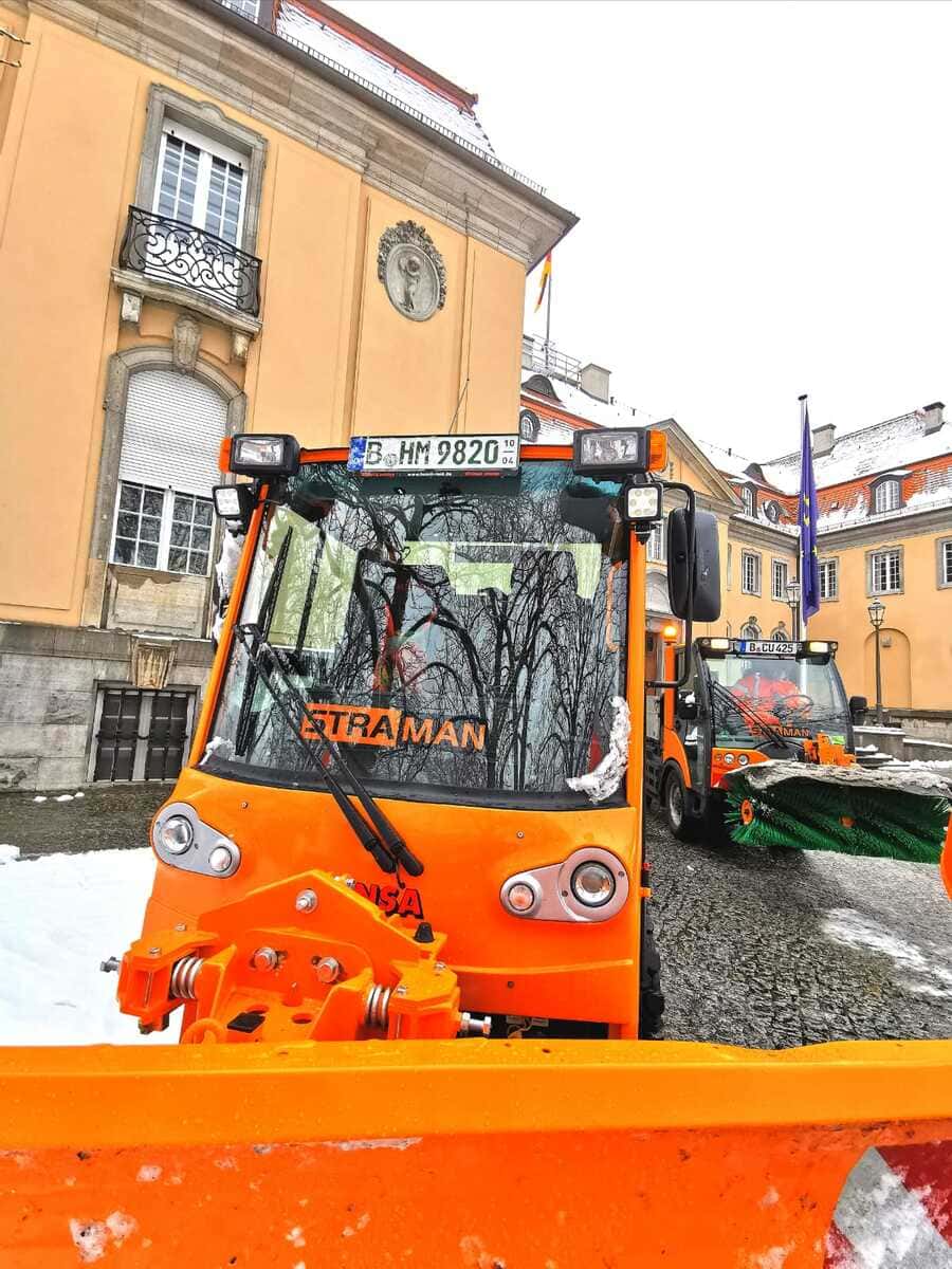 Winterdienst in Berlin – Straman STRAMAN Winterdienstfahrzeuge mit Schneepflug und Kehrbürste bei der Schneeräumung