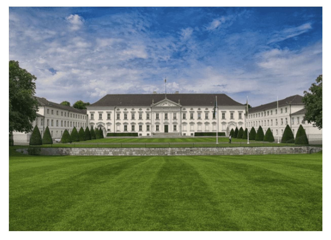 Schloss Bellevue - Großes weißes Schloss mit weitläufiger Rasenfläche davor