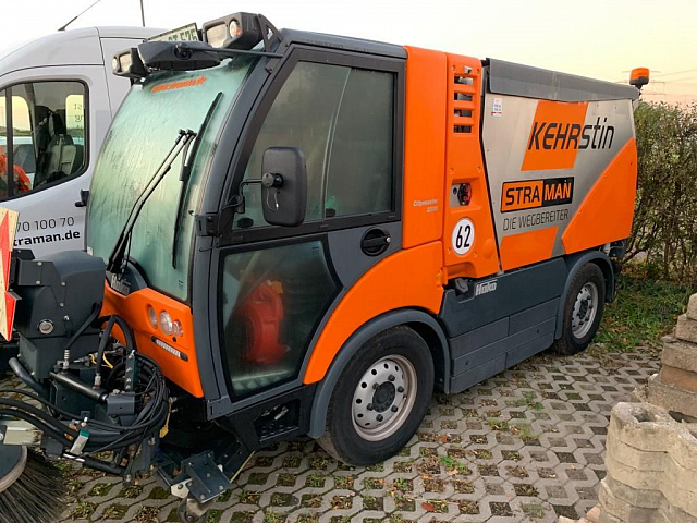 Orangefarbene STRAMAN Straßenkehrmaschine für professionelle Straßen- und Flächenreinigung.