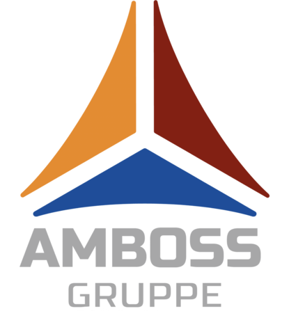 Logo der AMBOSS Gruppe Logo der AMBOSS Gruppe mit dreiteiligem Signet in Orange, Dunkelrot und Blau sowie grauem Schriftzug „AMBOSS GRUPPE“.